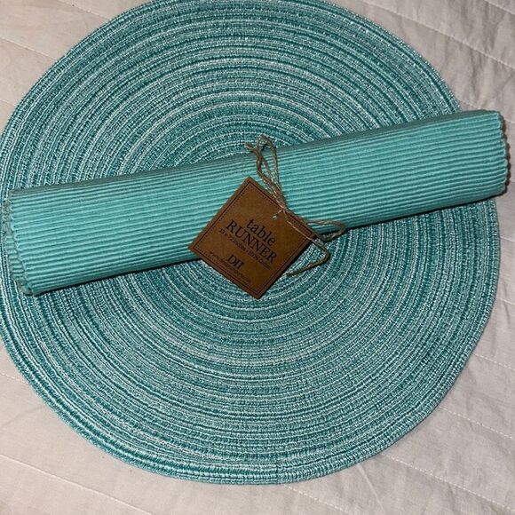 Set of Six Teal Ombre Round Weave Placemats, Table Runner, Mitts, Towels ++++ - Picture 13 of 16